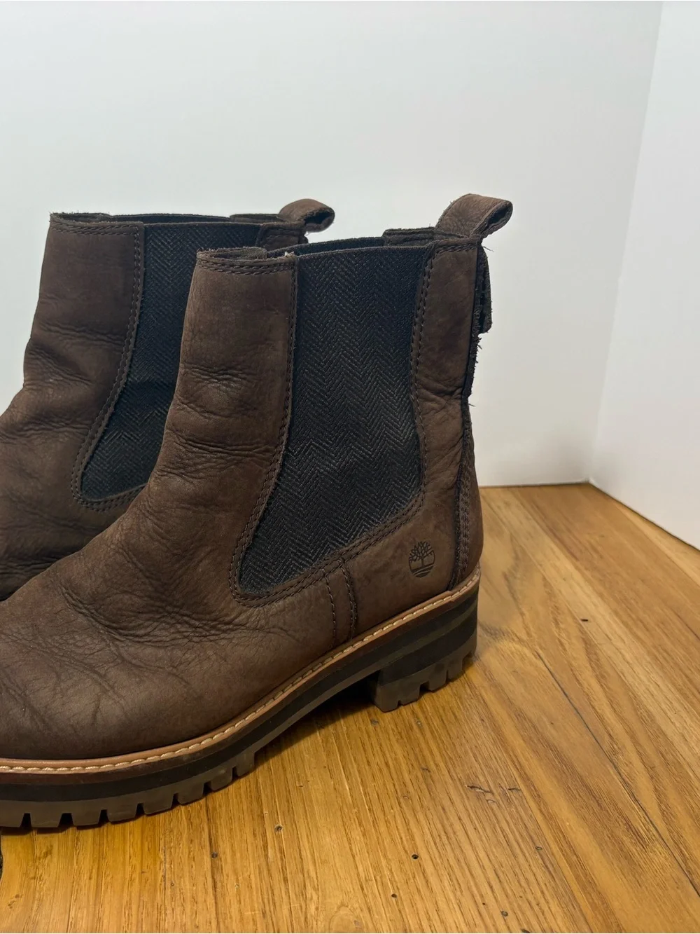 Timberland || Courmayeur Valley Chelsea Boot lug sole, side goring, women, Sz 10